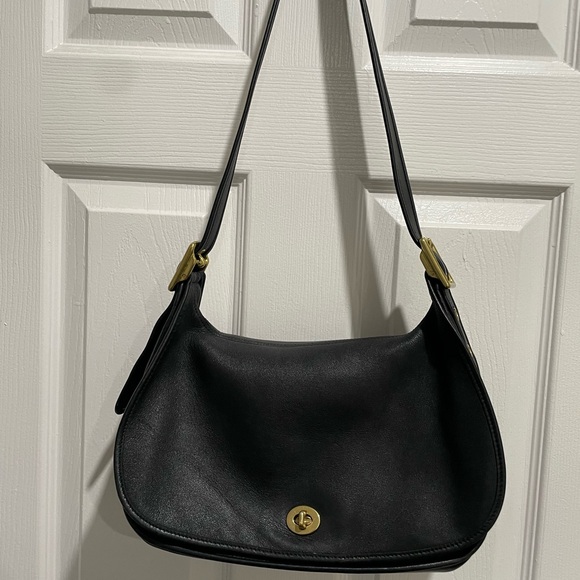 Elegant Black Leather Shoulder Bag - Picture 14 of 14